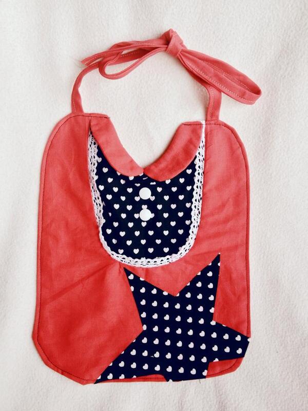 Rosa Babylätzchen mit Bindeband, dunkelblauen Herzstoffen, Spitzenrand und Sternapplikation