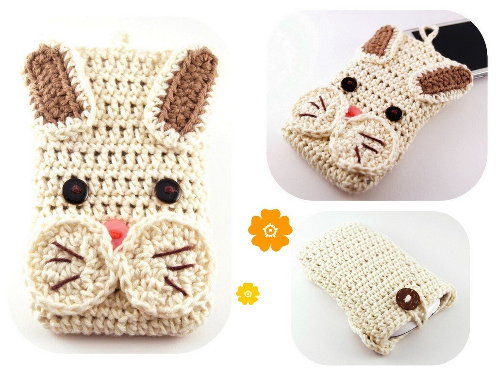 Beige gehäkelte Handytasche in Hasenform mit Ohren, Knopfaugen und rosa Nase, Vorderansicht