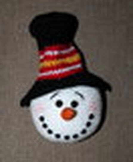 Schneemann-Türkranz häkeln – sieben Schneebälle mit Zubehör (DE & EN)