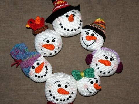 Schneemann-Türkranz häkeln – sieben Schneebälle mit Zubehör (DE & EN)