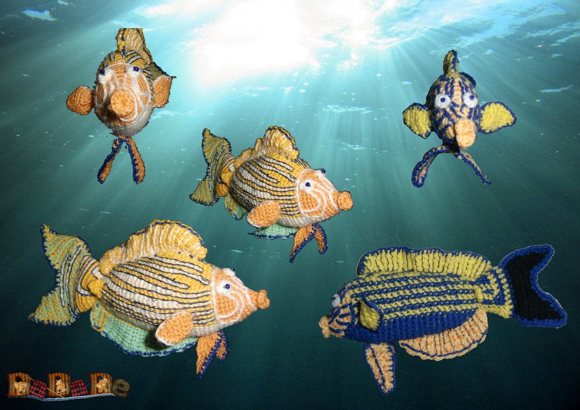 Fünf gehäkelte Amigurumi-Fische in Gelb, Orange und Blau vor einer Unterwasserkulisse.
