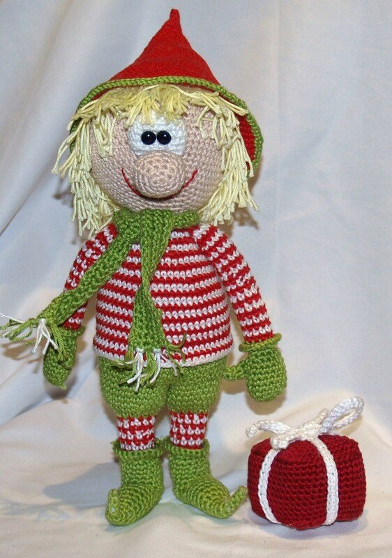 Gehäkelter Elf in Rot und Grün mit Zipfelmütze, Schal und Geschenk