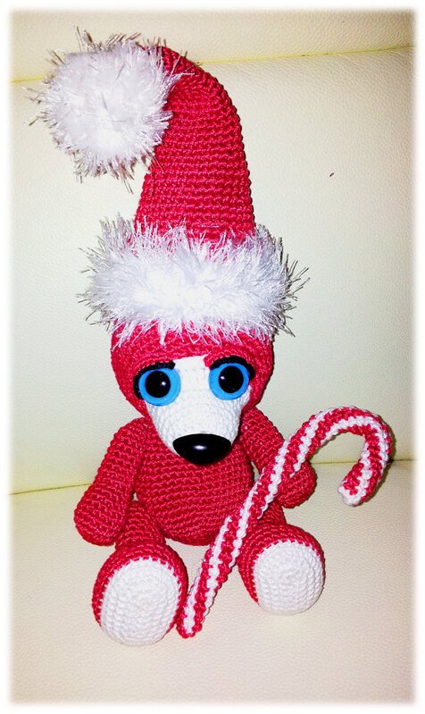 Gehäkeltes rotes Amigurumi mit Zipfelmütze und Zuckerstange