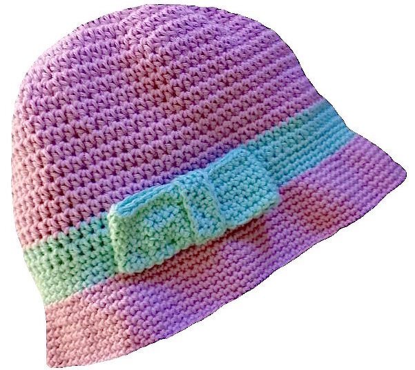 Gehäkelter lila Sonnenhut mit mintgrünem Band und Schleife