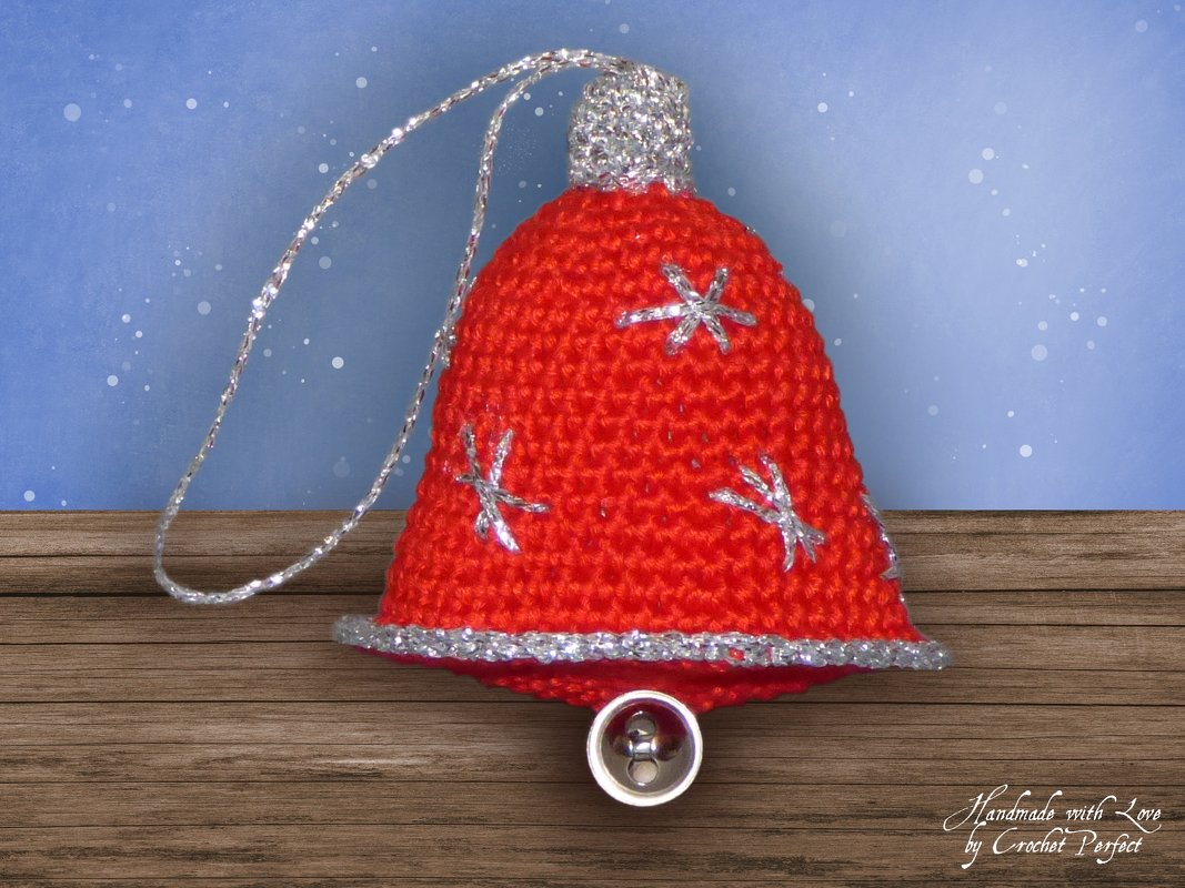 Rote gehäkelte Weihnachtsglocke mit silbernem Rand und Glöckchen