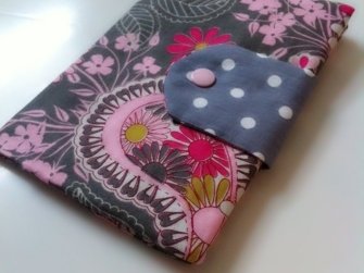 Stoff-Utensilo mit floralem Paisley-Muster, blauer gepunkteter Klappe und rosafarbenem Knopf