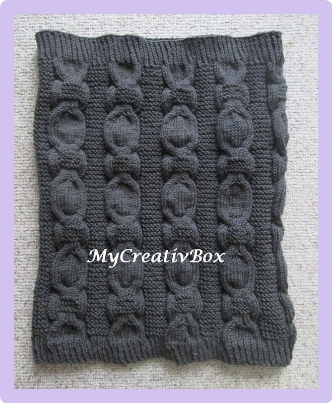 Detailansicht eines dunkelgrauen Loops mit vertikalen Zöpfen