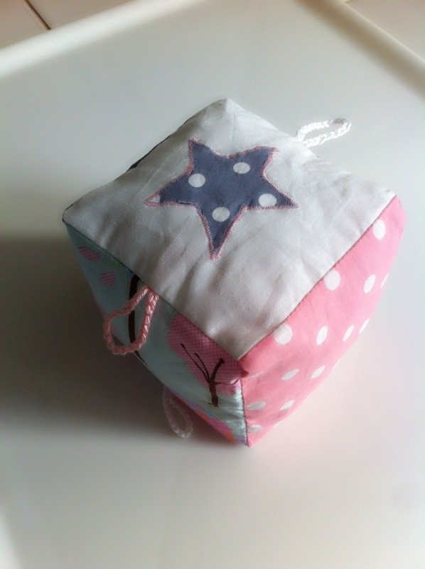 DIY Nähanleitung Rasselwürfel  in nur 10 Schritten inkl. Schnittmuster