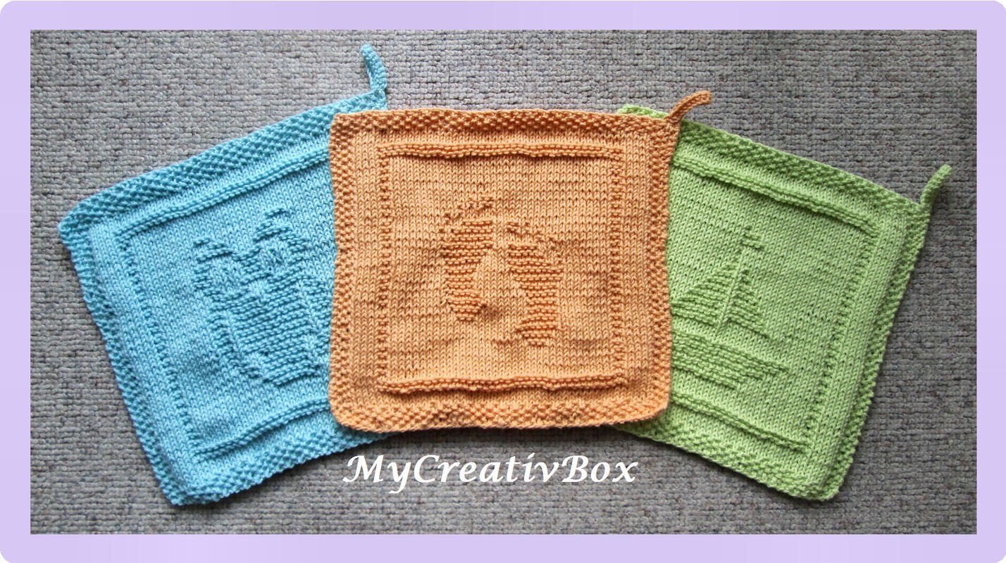 Drei gestrickte Tücher in Blau, Orange und Grün mit Storch-, Babyfuß- und Segelbootmotiv