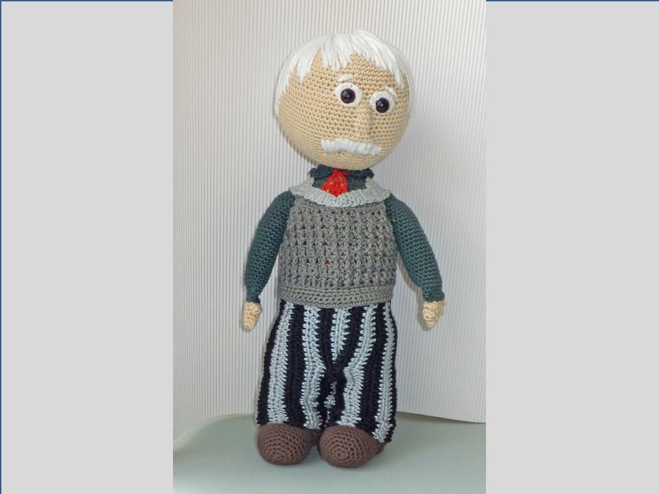 Amigurumi-Häkelpuppe: Mann mit weißem Haar, Schnurrbart, grauer Weste und schwarz-weiß gestreifter Hose