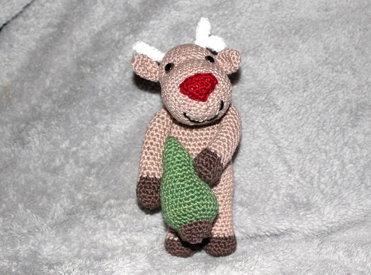 Crochet Reindeer Rudi with a Little Fir Tree – Pattern in English & German