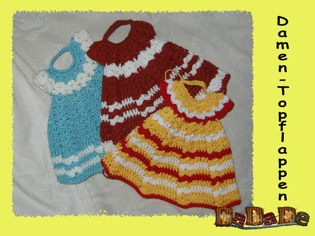 Drei gehäkelte Topflappen in Kleidchenform in Blau, Rotbraun und Gelb-Rot mit Rüschen und Aufhängeschlaufen.