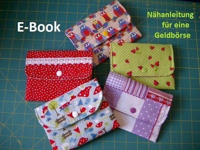 Fünf genähte Portemonnaies in verschiedenen Stoffdesigns als Beispiele für eine Nähanleitung oder ein E-Book.