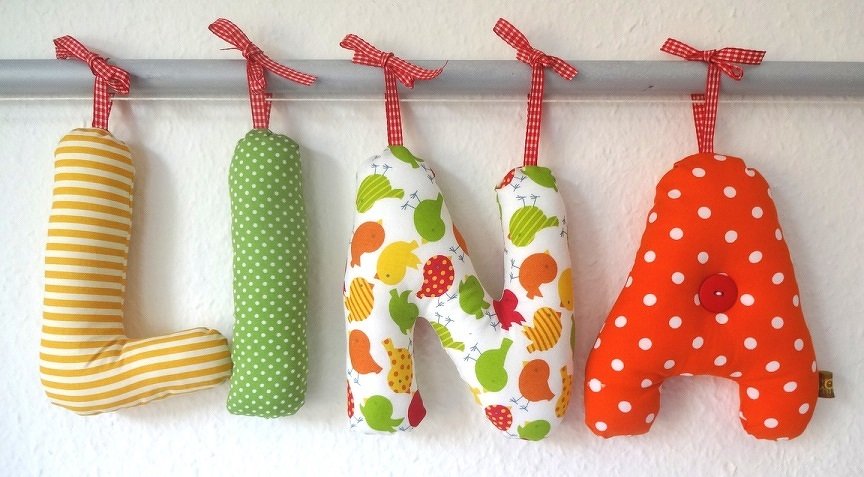 Selbstgenähte gepolsterte Buchstaben mit Aufhängeschlaufen in verschiedenen Stoffmustern