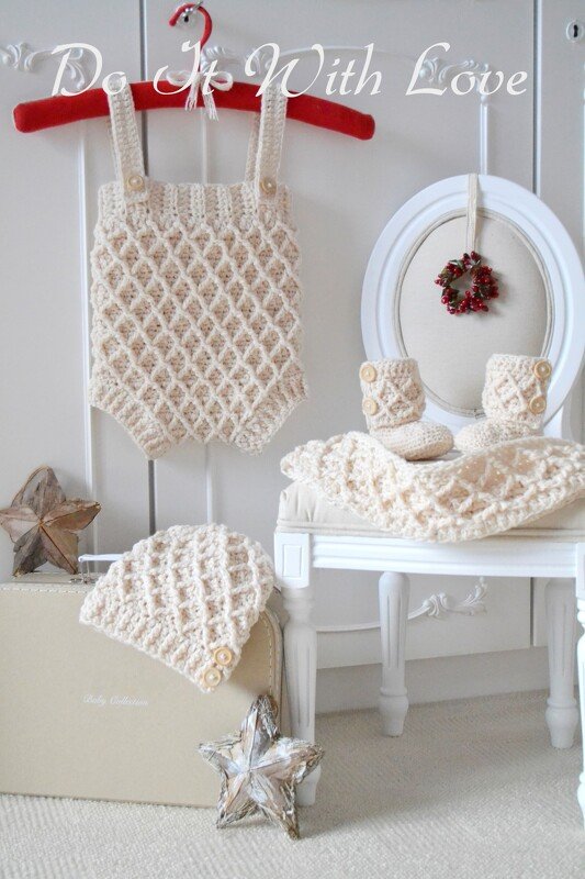 Detailliertes cremefarbenes Häkelset: Trägerstrampler, Mütze, Stiefelchen, Decke