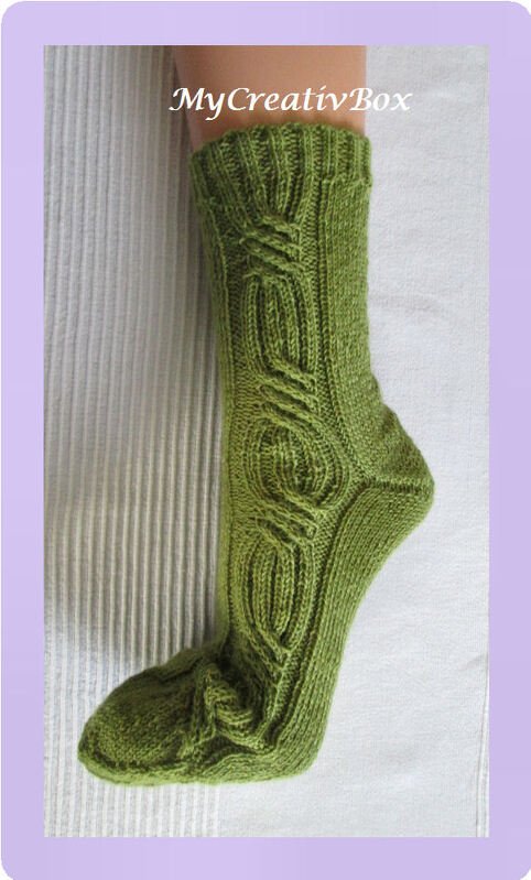 Moosgrüne handgestrickte Socke mit Zopfmuster, Seitenansicht