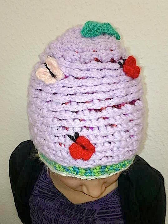 Handgehäkelte helllila Mütze mit roten Apfel-Applikationen, Schmetterling und grünem Blatt