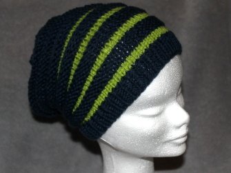 Dunkelblaue Slouch-Beanie mit drei leuchtend grünen Querstreifen auf Styroporkopf, seitliche Ansicht.