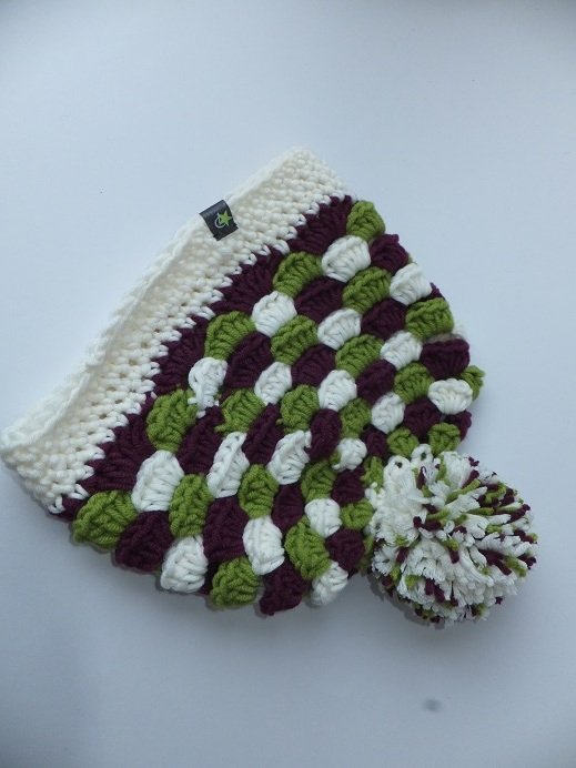 Mehrfarbige Unisex‑Häkelmütze in Weiß, Grün und Bordeaux mit Rippenbündchen und Bommel