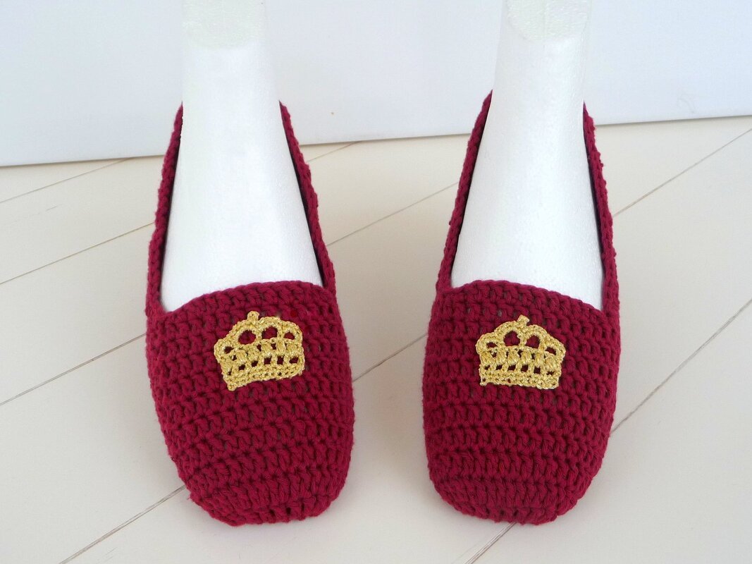 Bordeauxfarbene gehäkelte Ballerinas mit goldener Kronen-Applikation auf Schuhformern