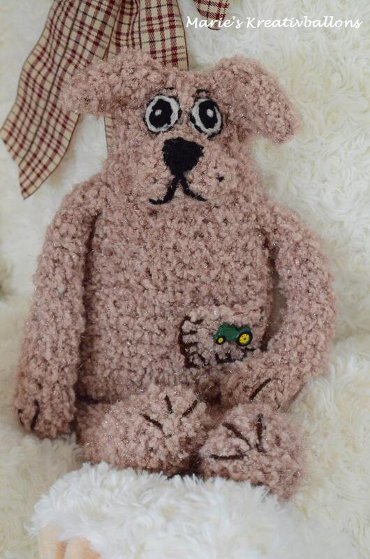 Flauschiger gehäkelter Amigurumi‑Hund mit Traktor‑Applikation