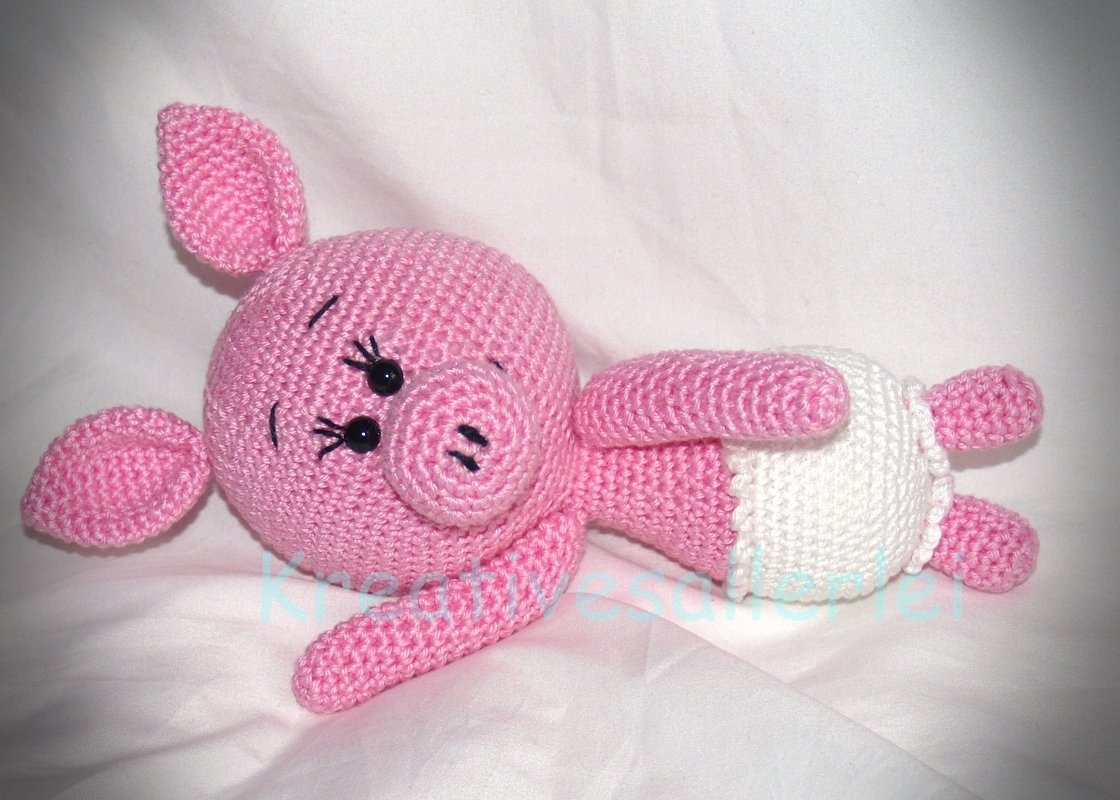 Rosa gehäkeltes Amigurumi‑Schwein mit weißem Röckchen