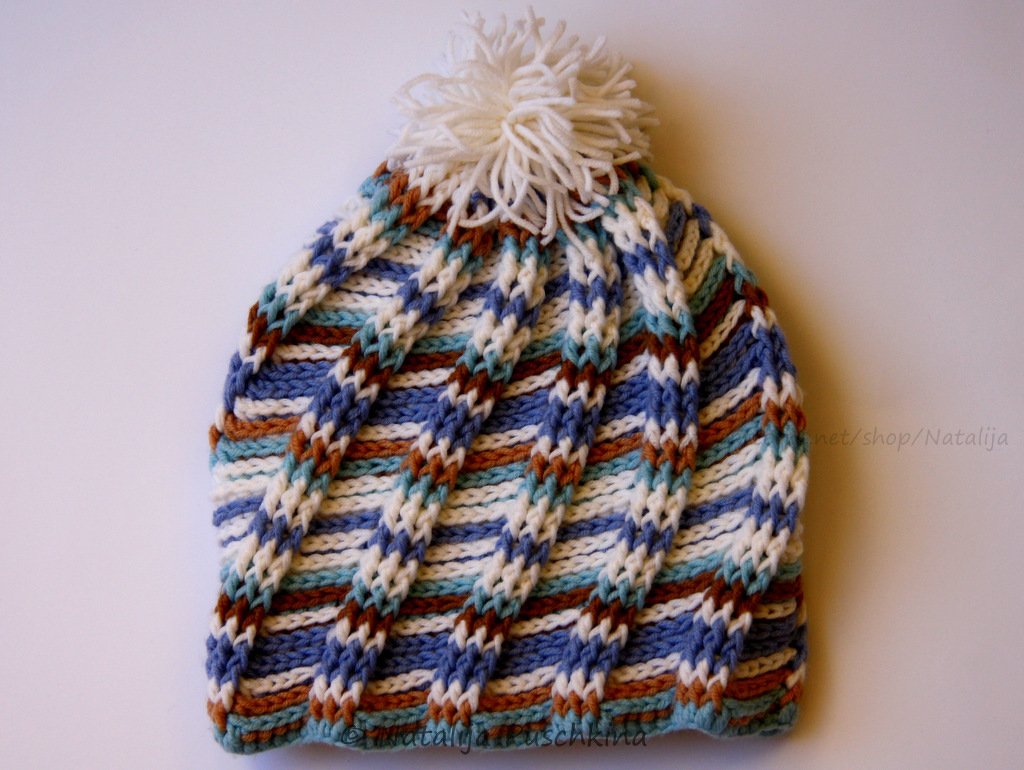 Gehäkelte Bommelmütze mit Streifen in Blau, Creme und Braun und weißer Bommel