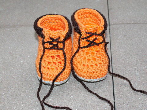 Babyschuhe häkeln – Schnürstiefelchen in drei Größen, 10–12 cm (DE & EN)
