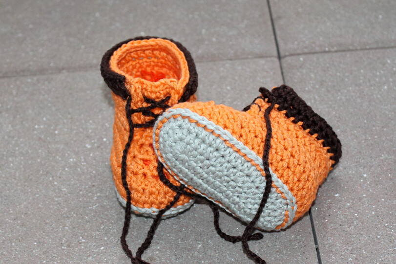 Babyschuhe häkeln – Schnürstiefelchen in drei Größen, 10–12 cm (DE & EN)