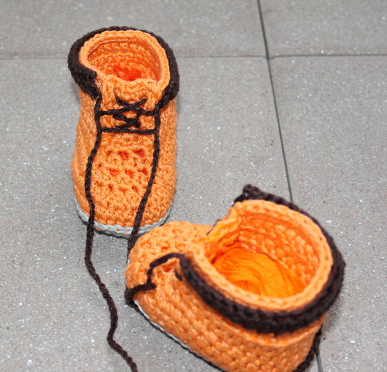 Babyschuhe häkeln – Schnürstiefelchen in drei Größen, 10–12 cm (DE & EN)