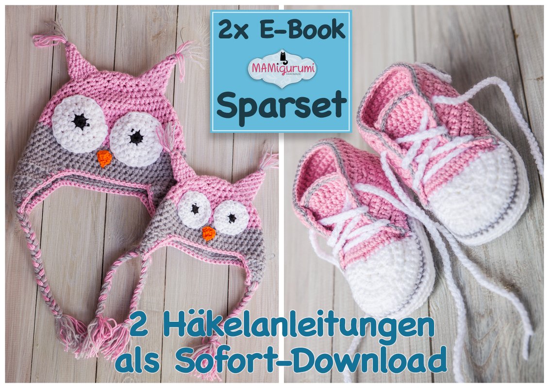 Links zwei unterschiedlich große gehäkelte Eulen-Ohrenmützen in Rosa/Grau, rechts ein Paar rosa-weißer gehäkelter Babysneaker auf Holz