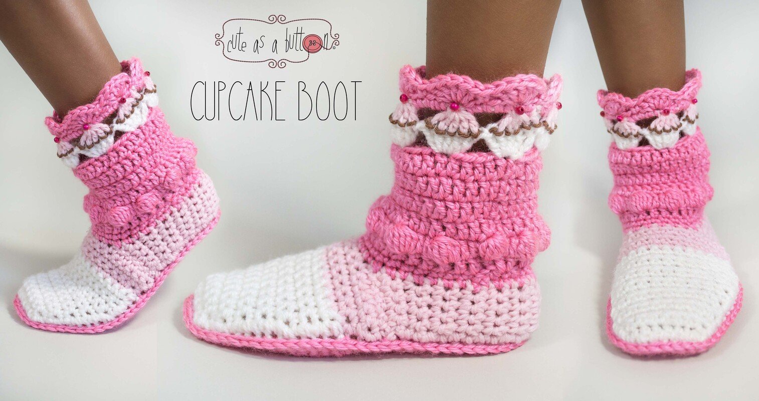 Drei Ansichten von rosa-weißen gehäkelten Boots mit Muschelkante, Noppenstich und Perlenverzierung