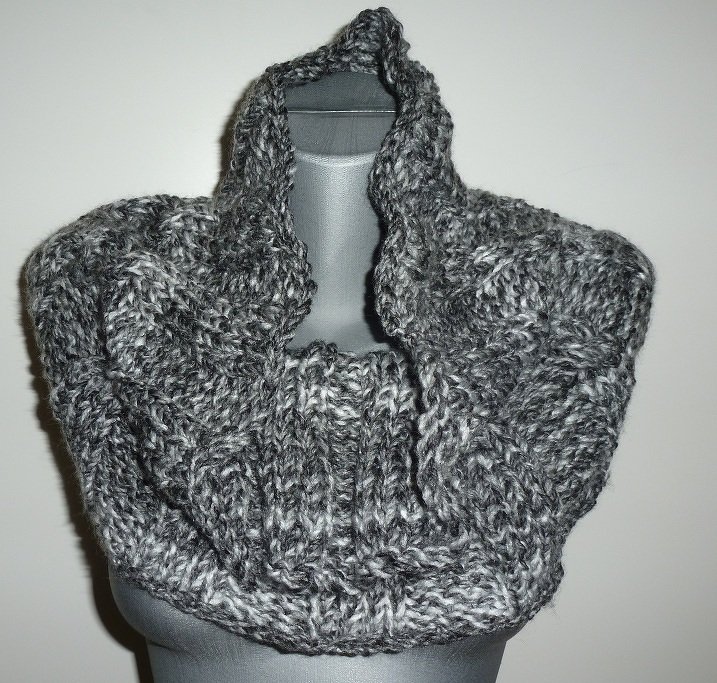 Breiter Schlauchschal (Loop) mit Kapuze, grob gestrickt in Grau-Melange