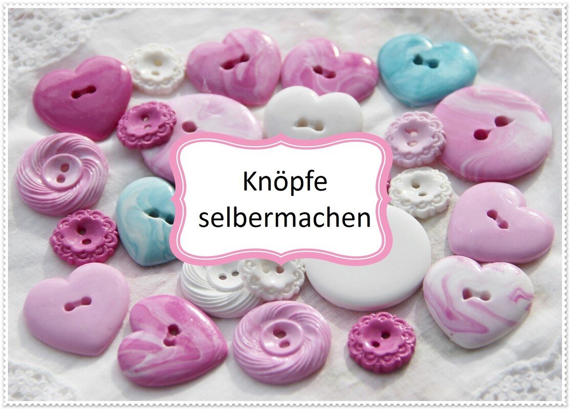 Bunte Knöpfe aus Modelliermasse in Herz- und Rundformen in Rosa, Weiß und Hellblau auf weißem Untergrund