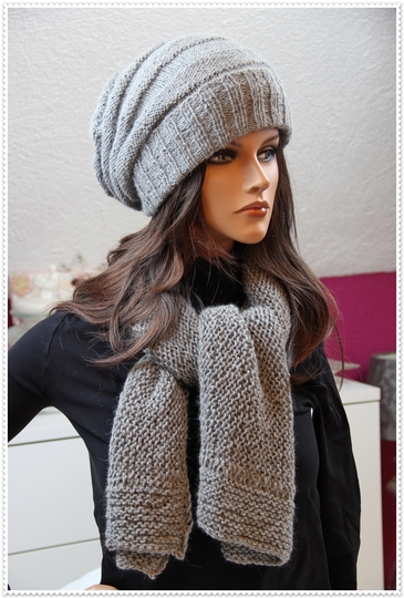 Moderne Sloucy-Mütze mit Schal - Strickanleitung