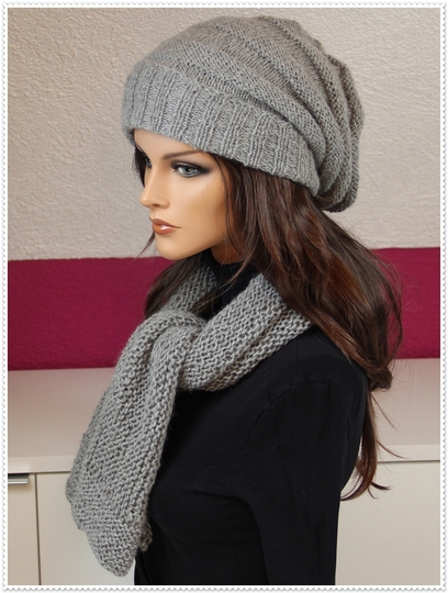 Moderne Sloucy-Mütze mit Schal - Strickanleitung