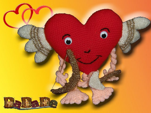 Gehäkeltes rotes Herz-Amigurumi mit Flügeln und Pfeil