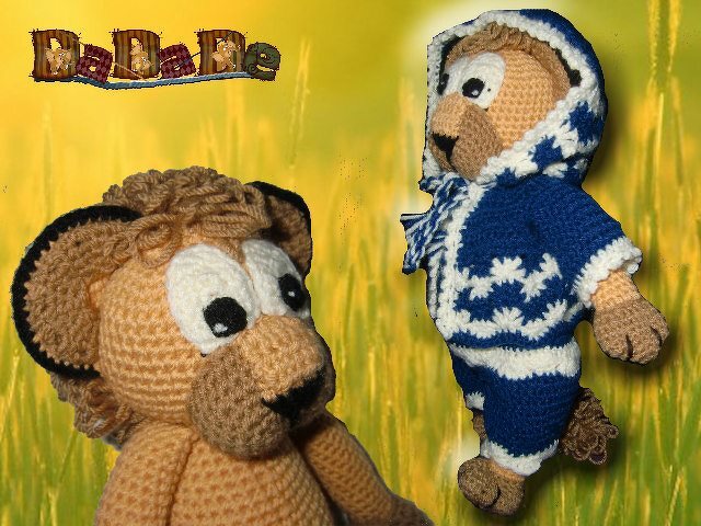 Zwei gehäkelte Amigurumi-Löwen, einer naturfarben mit Mähne, einer mit blau-weißem Hoodie