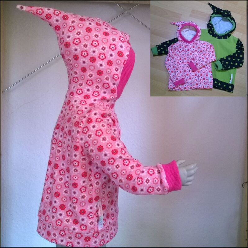 Seitenansicht eines rosafarbenen Kinderpullovers mit spitzer Kapuze auf einer Schaufensterpuppe; zusätzlich ein Einlegebild mit einem grünen Kapuzenpullover mit Sternen.