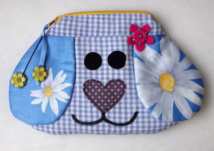 Verspielte Kosmetiktasche in Hund-Form mit blauen Blumenohren, Knopfverzierung und herzförmiger Nase