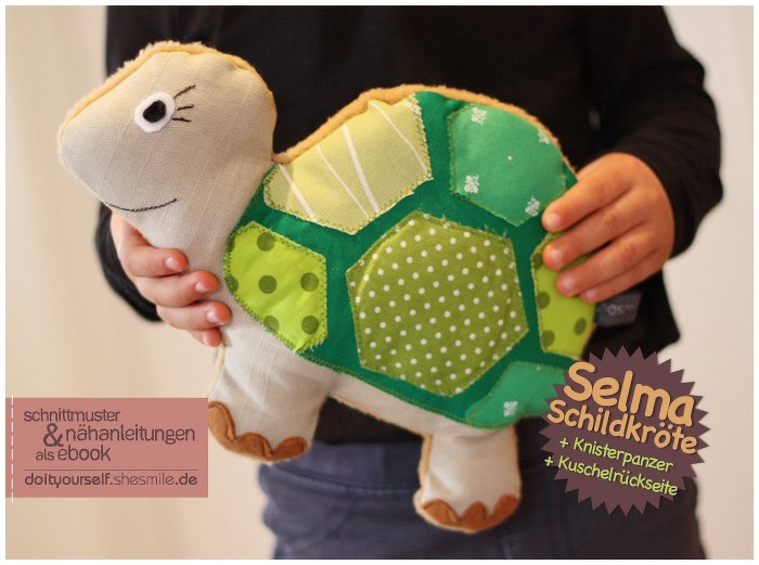 Nahaufnahme einer genähten Schildkröte mit hexagonalem Patchwork-Panzer
