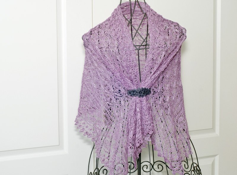 Rechteckiges gestricktes Lacetuch in Lavendel mit Spitzensaum und Brosche auf Schneiderbüste