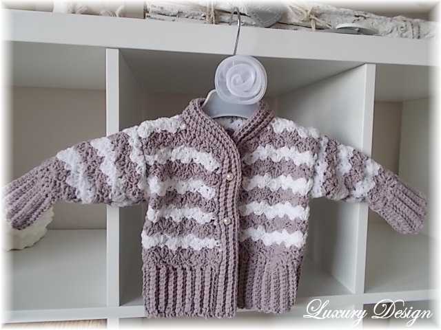 Gehäkelte Babyjacke in Creme und Taupe mit Streifen, Knöpfen und Rippenbund