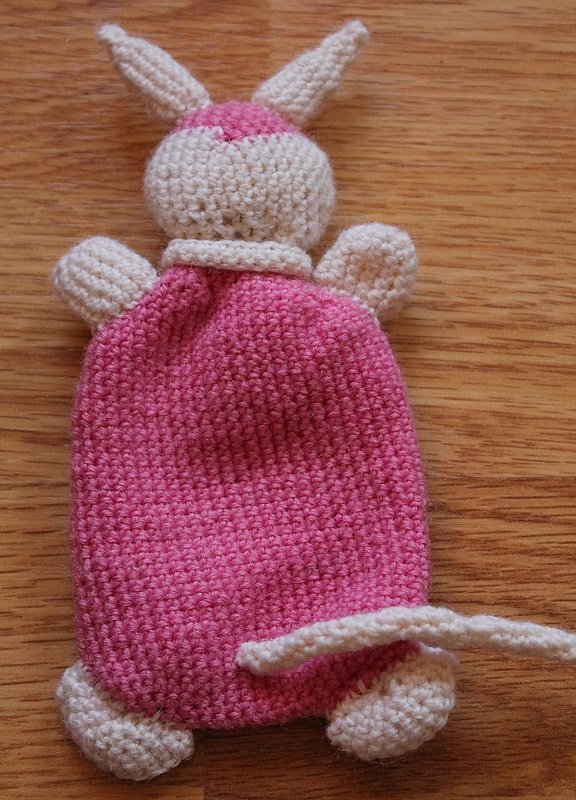 Gehäkeltes Häschen-Schmusetuch, rosa und cremeweiß, auf Holz