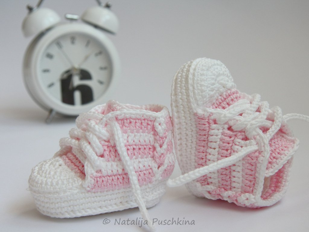 Gehäkeltes Paar Babyschuhe in Rosa und Weiß mit Schnürsenkeln