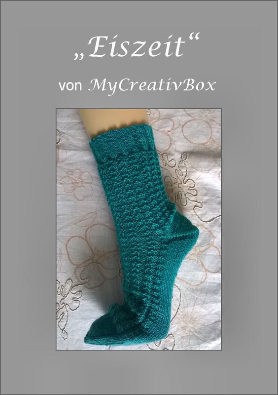 Gestrickte türkise Socke mit Reliefstruktur, geripptem Bündchen und geformter Ferse