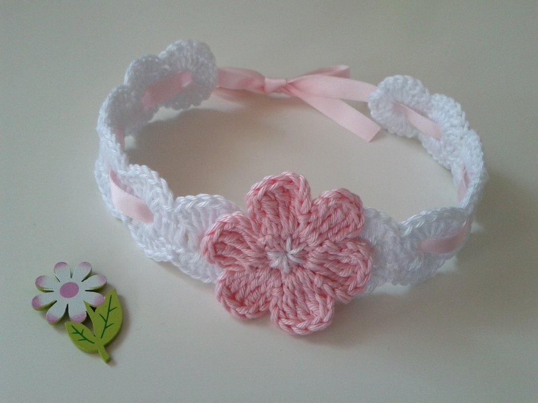Verstellbares gehäkeltes Baby-Stirnband in Weiß mit rosa Schleife und Blüte