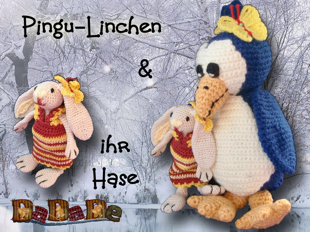 Gehäkelter blauer Pinguin neben einem kleinen gehäkelten Hasen im rot-gelben Kleid vor winterlichem Hintergrund