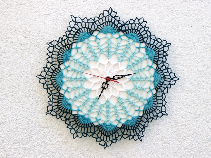 Gehäkelte Wanduhr