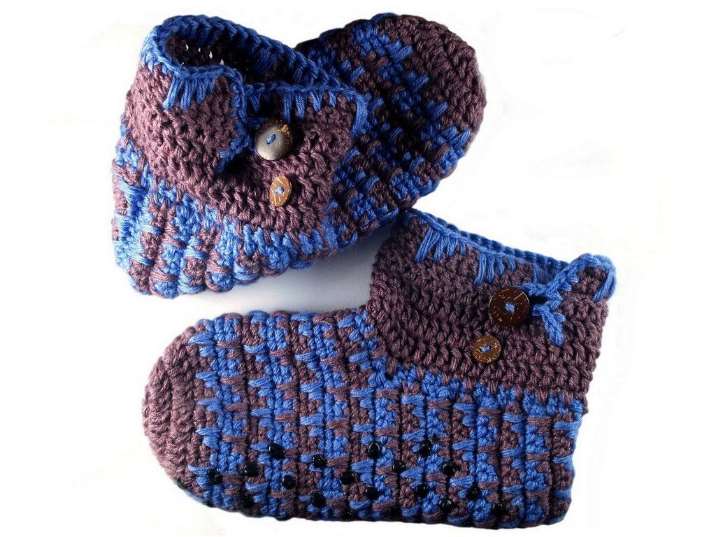 Gehäkelte Herren-Hausschuhe in Blau und Braun mit Holzknöpfen